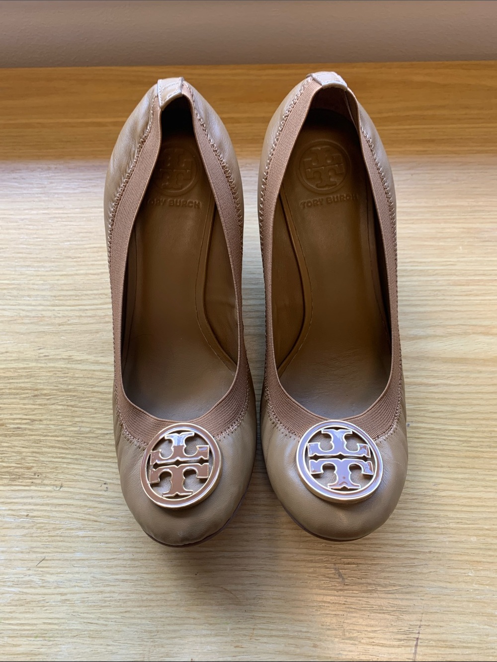 Tory Burch Caroline Nude Tan Leather Logo Wedges Size 9 Classic Office AS IS